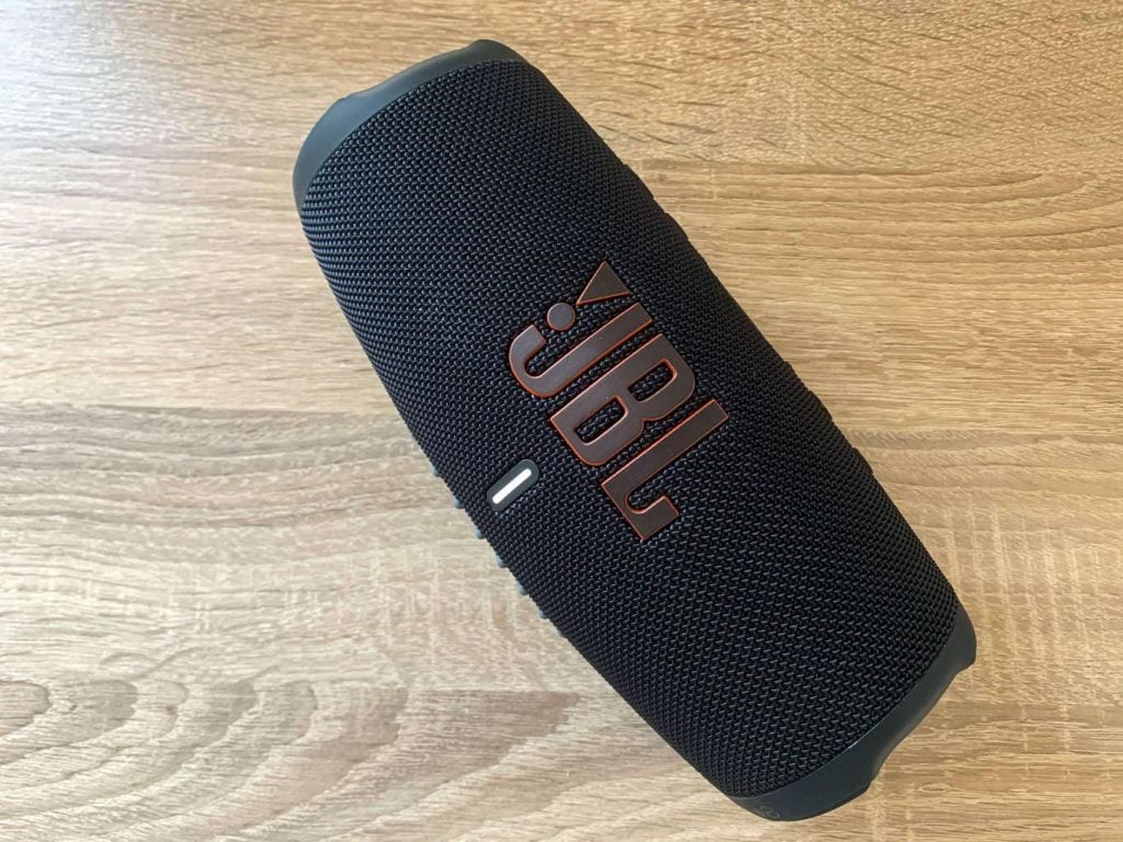 Głośnik idealnie pasuje do nowoczesnego domu