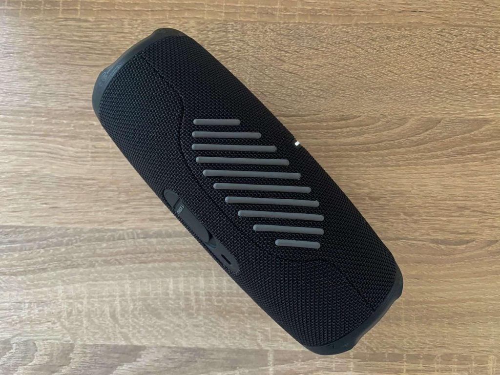 Na spodzie znajduje się gumowana część