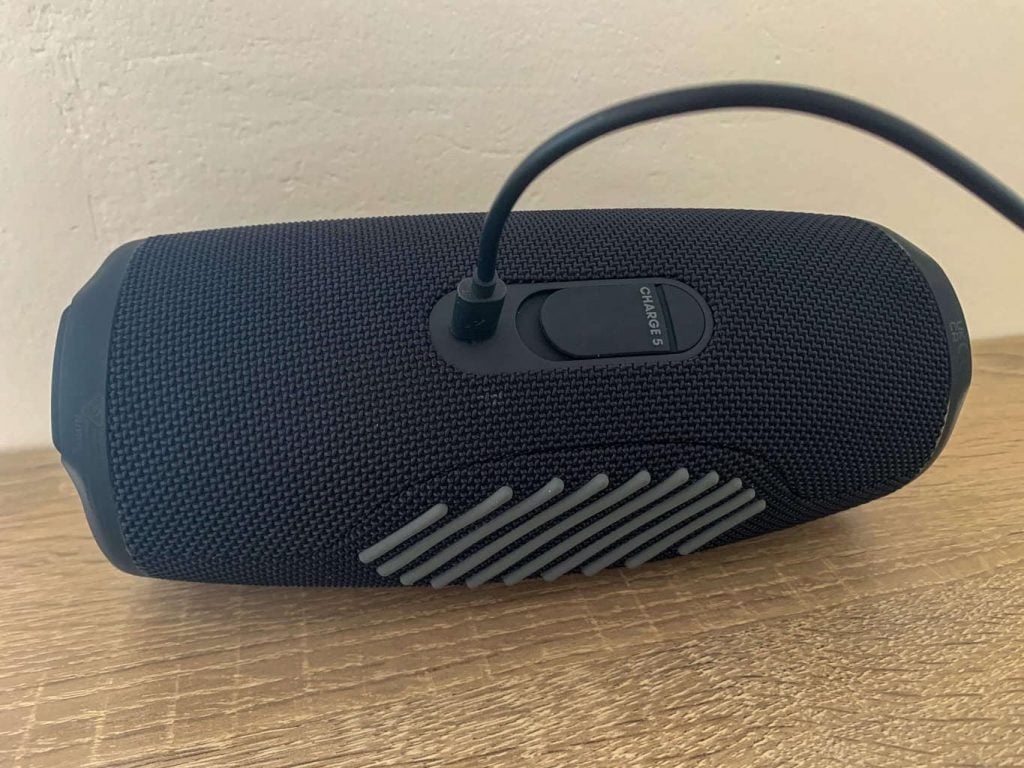 Kabel zasilający znajduje się z tyłu