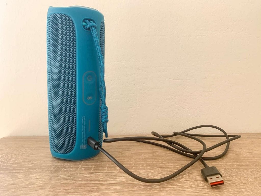 Zasilacz znajduje się z boku