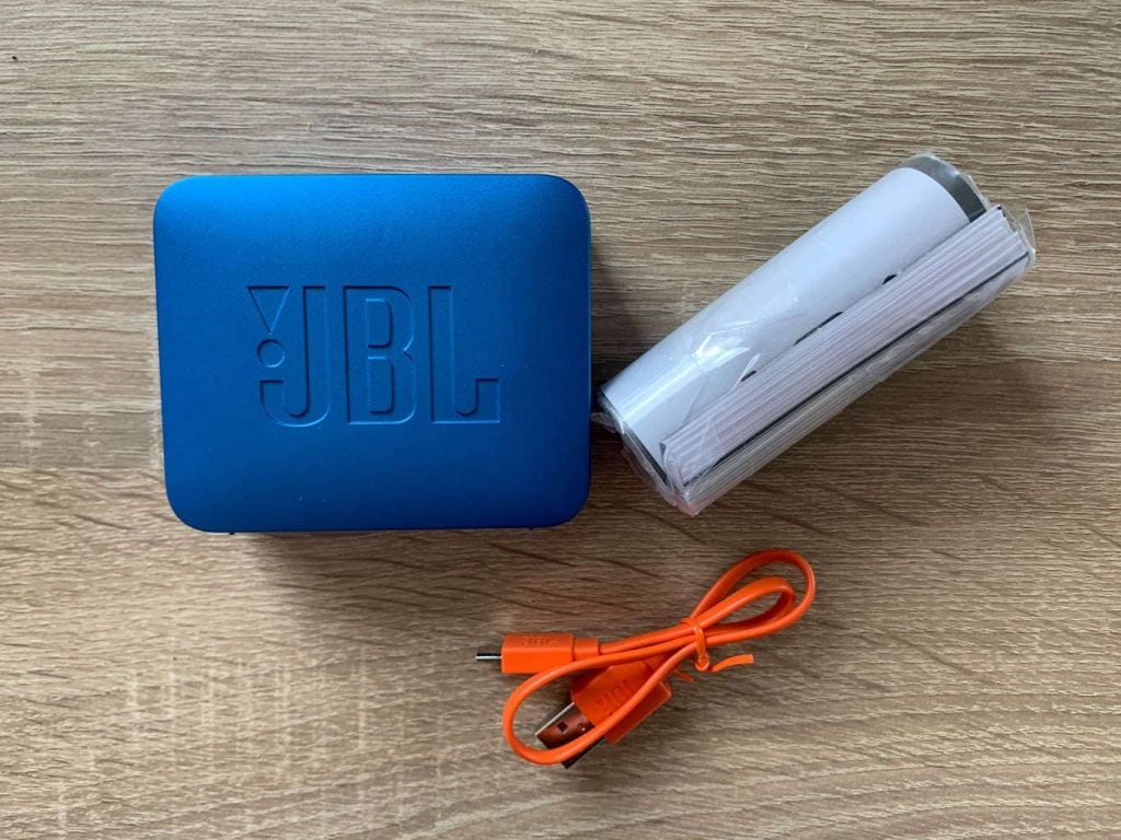 Kabel ma głęboki pomarańczowy kolor