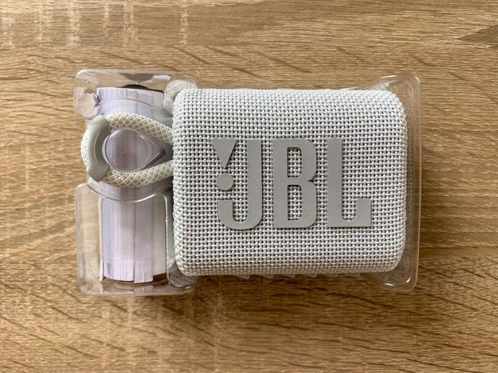 Głośnik zamknięty jest w plastikowej obudowie