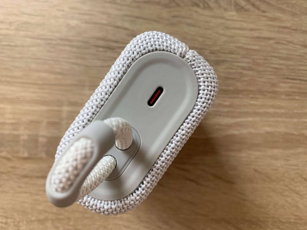 Złącze zasilania znajduje się z boku