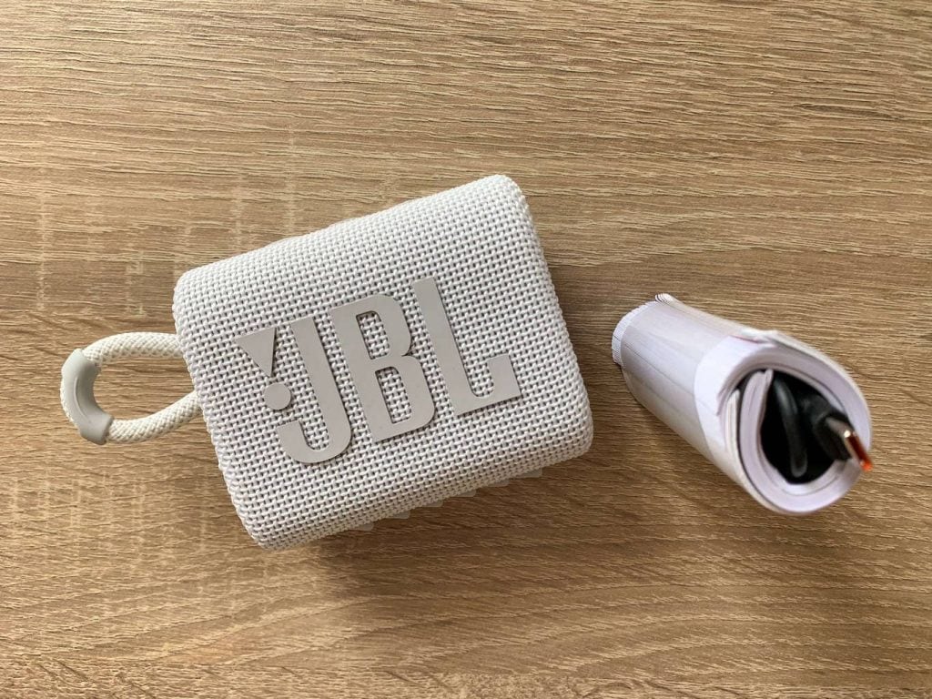 Dokumentacja i przewód zasilający w zestawie