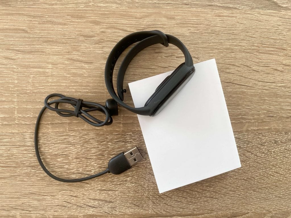 W zestawie znajduje się kabel zasilający oraz instrukcja obsługi