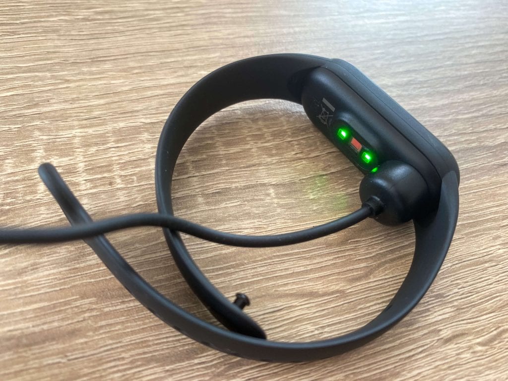 Kabel zasilający jest magnetyczny