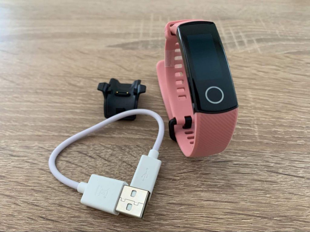 Kabel zasilający ma klasyczne złącze USB