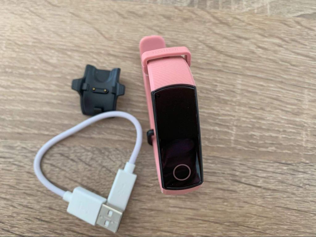 Wraz z bransoletką otrzymasz kabel zasilający