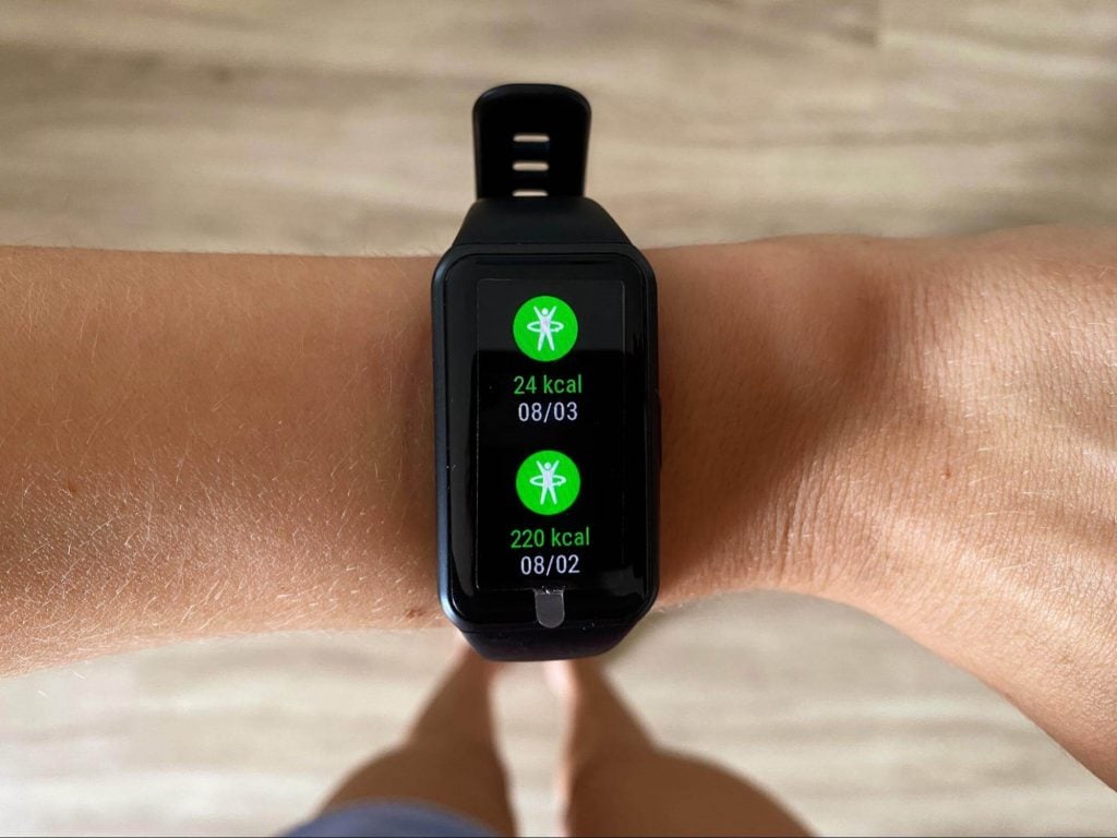 Dzienniki aktywności dostępne bezpośrednio na opasce