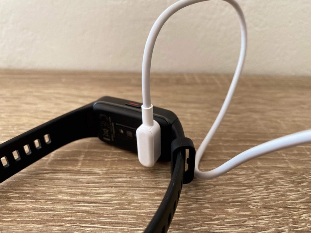 Dołączony kabel służy do ładowania