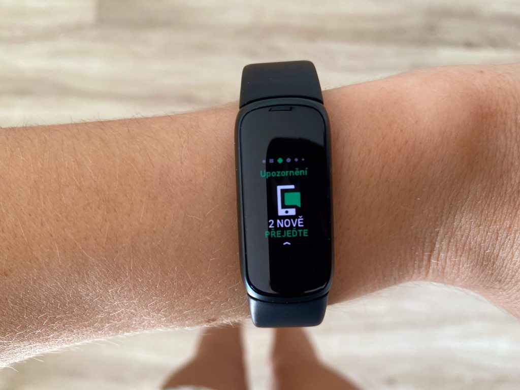 Wyświetla powiadomienia, w tym emoji