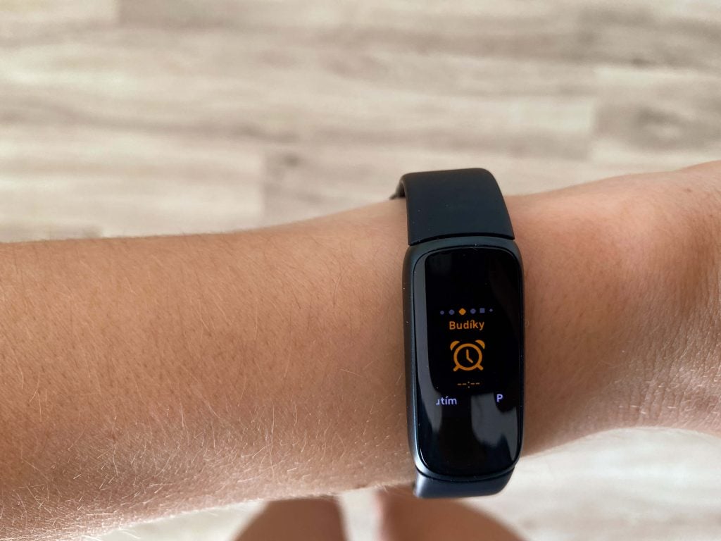 Bransoletka fitness posiada funkcję alarmu