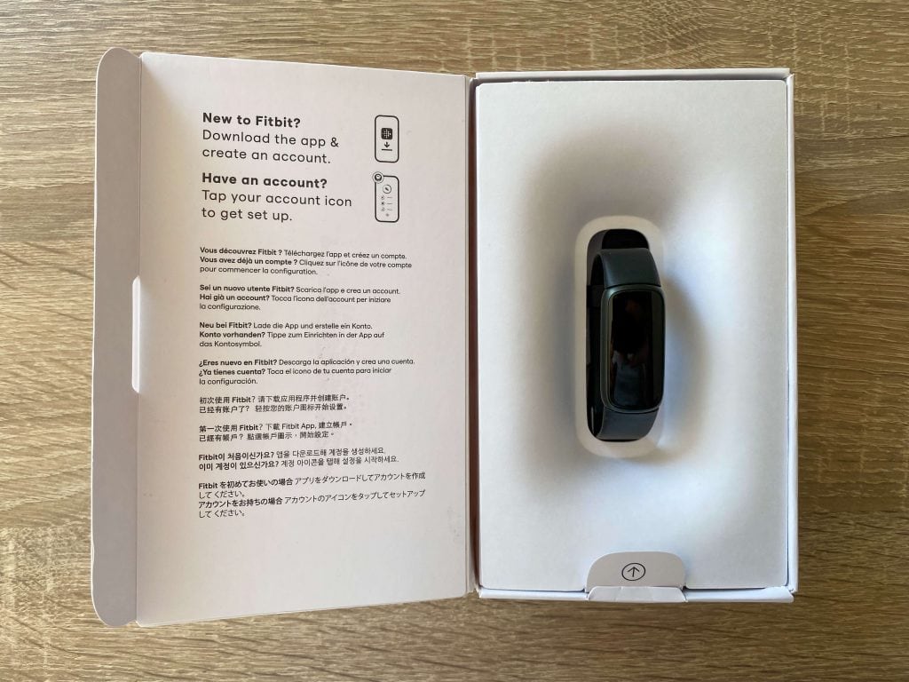 Po jego otwarciu można rzucić okiem na bransoletkę