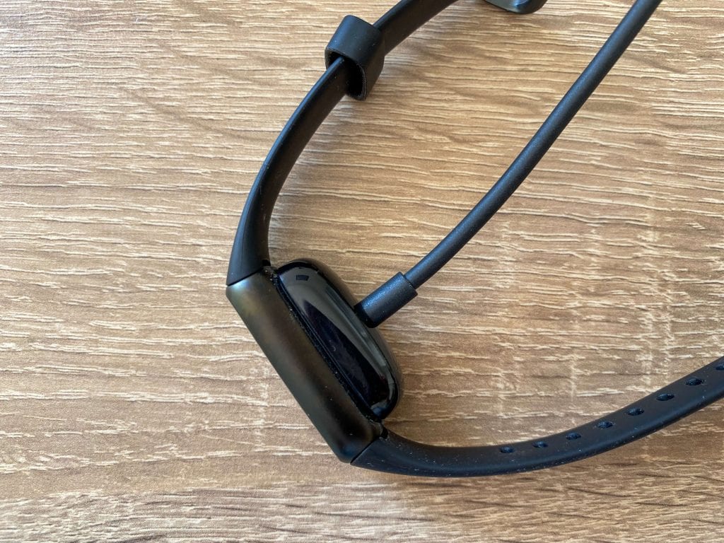 Kabel do ładowania mocuje się z tyłu