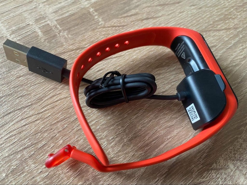 Kabel zasilający znajduje się z tyłu