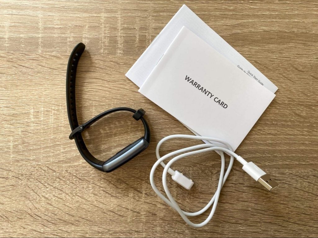 Opakowanie zawiera przewód zasilający oraz instrukcję obsługi