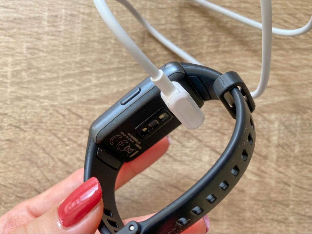 Kabel zasilający znajduje się z tyłu