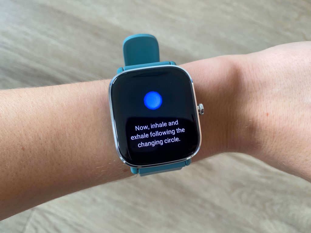 Urządzenie prowadzi użytkownika przez ćwiczenia oddechowe.