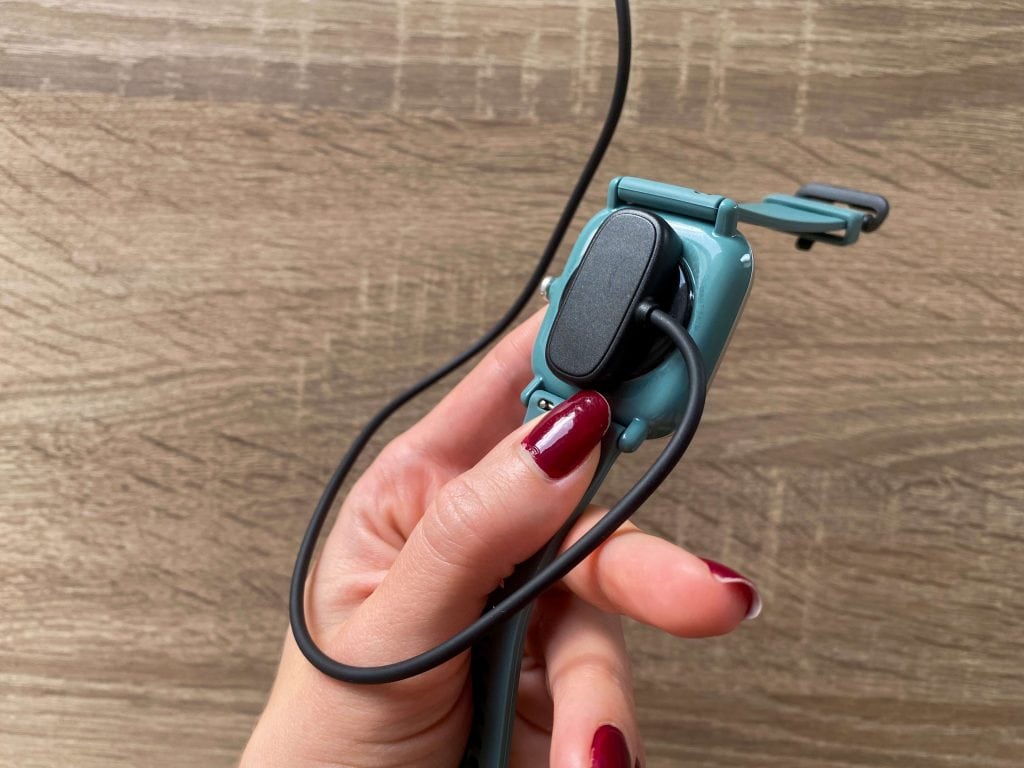 Kabel zasilający jest magnetyczny