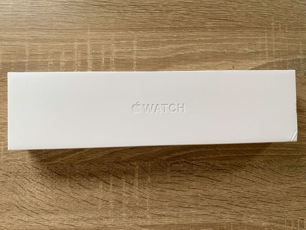 Zegarek sprzedawany jest w klasycznym białym pudełku