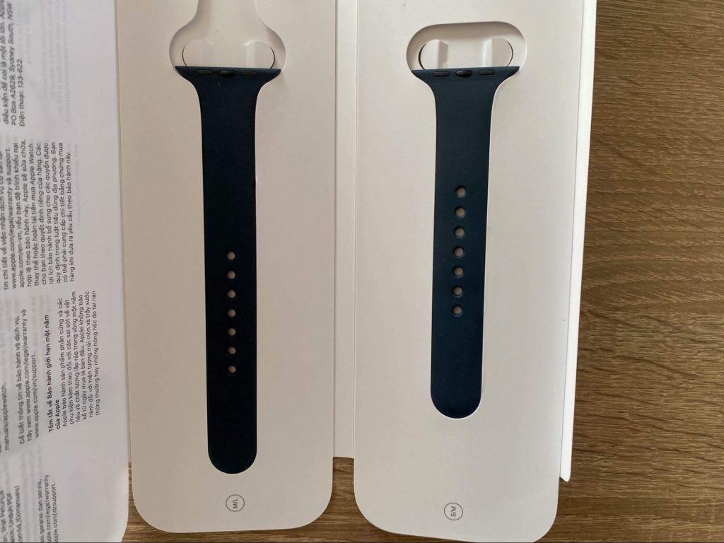 Apple Watch Series 7 z dwoma rozmiarami pasków w kolorze czarnym