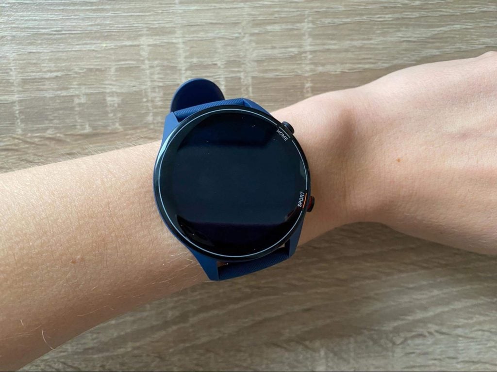 Wygląda dość masywnie na kobiecym nadgarstku