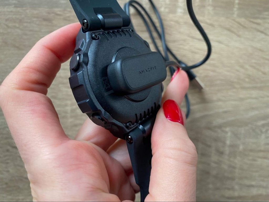 Ładowanie odbywa się za pomocą kabla magnetycznego