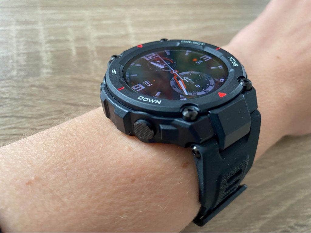 Wygląda masywnie na kobiecym nadgarstku