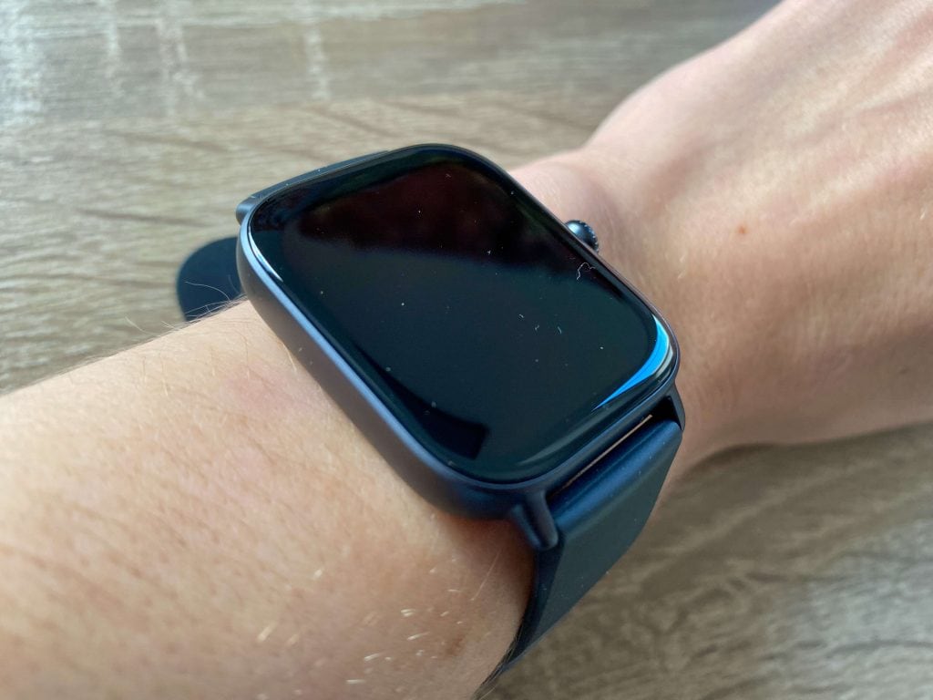 Po prawej stronie znajduje się obrotowa koronka