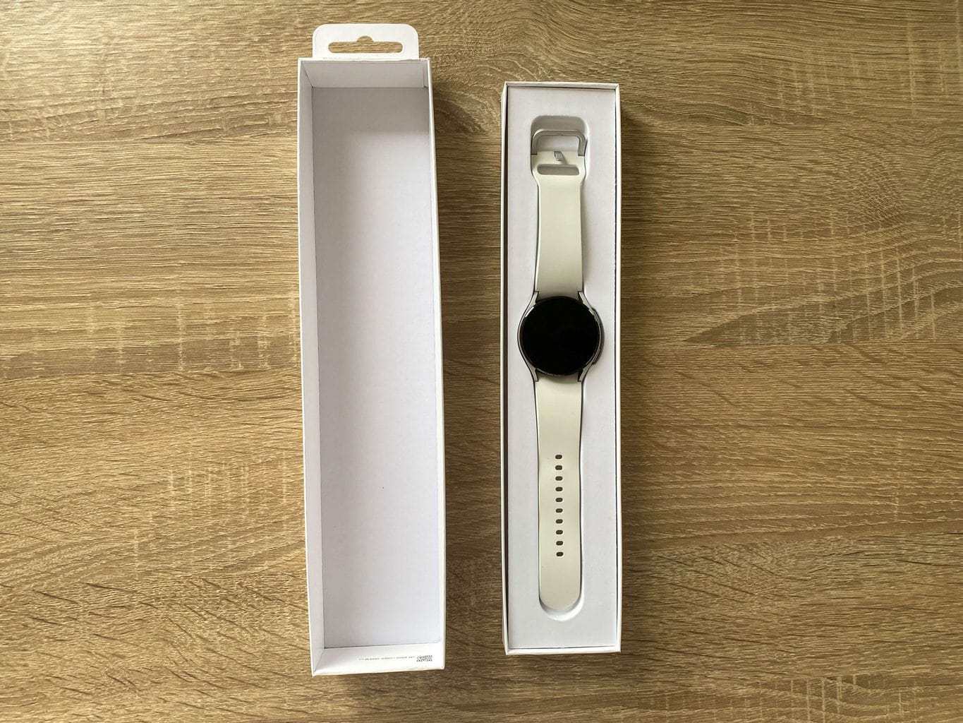 Zegarek otwiera pudełko