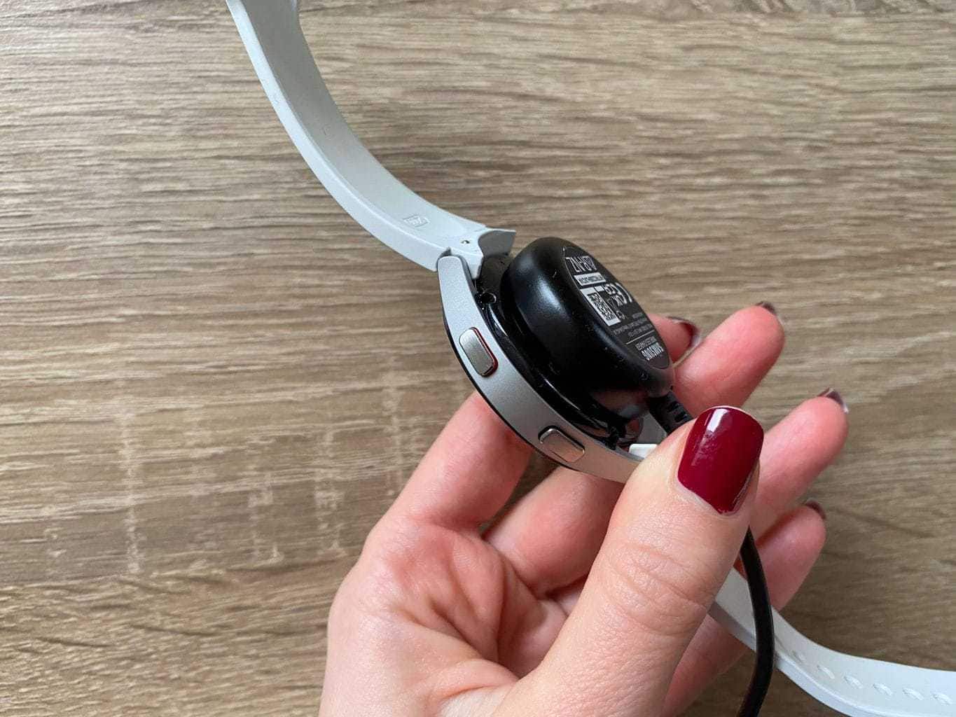 Zasilanie jest dostarczane przez kabel magnetyczny