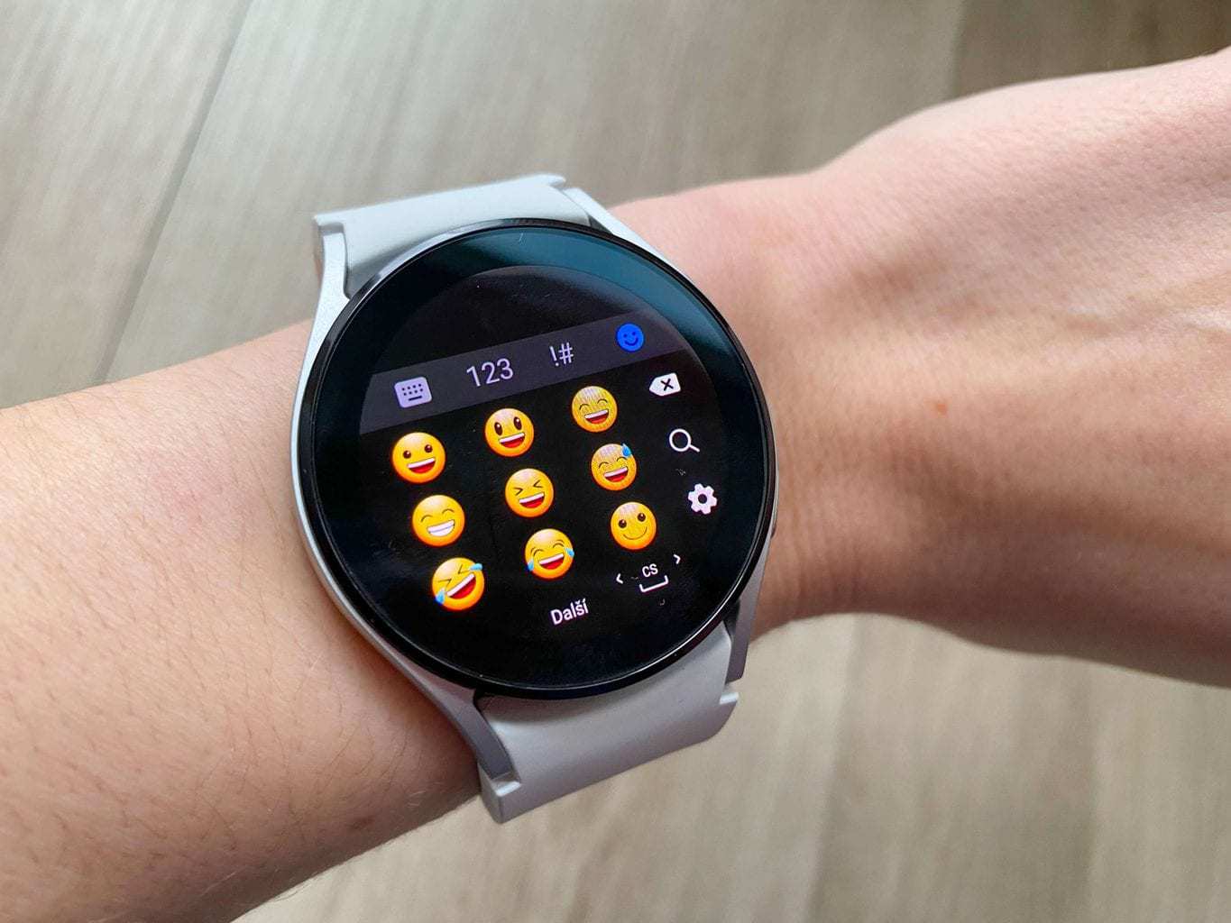 Dostępne są również emoji