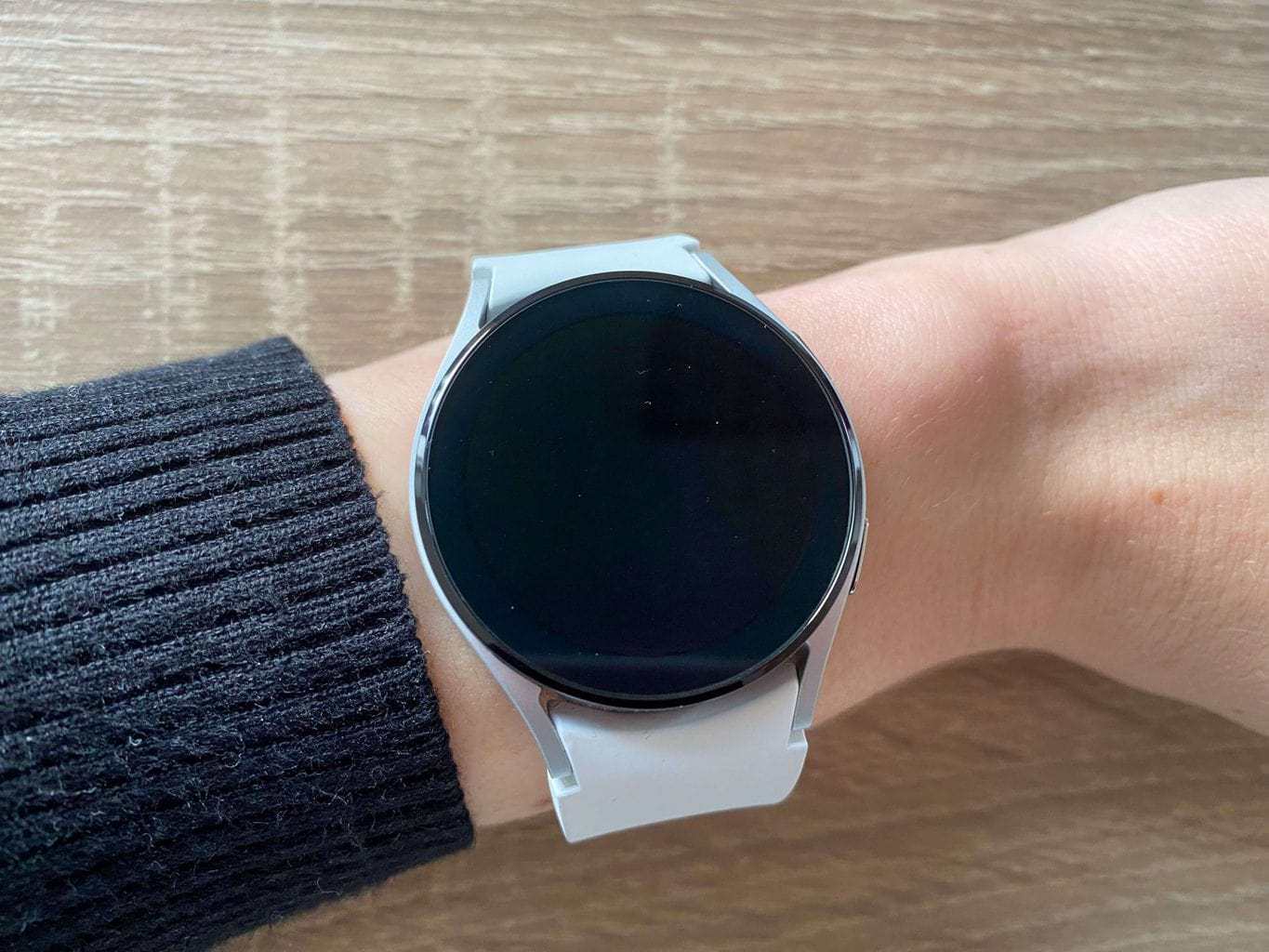 Zegarek idealnie układa się na nadgarstku