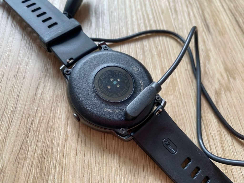 Kabel zasilający jest magnetyczny