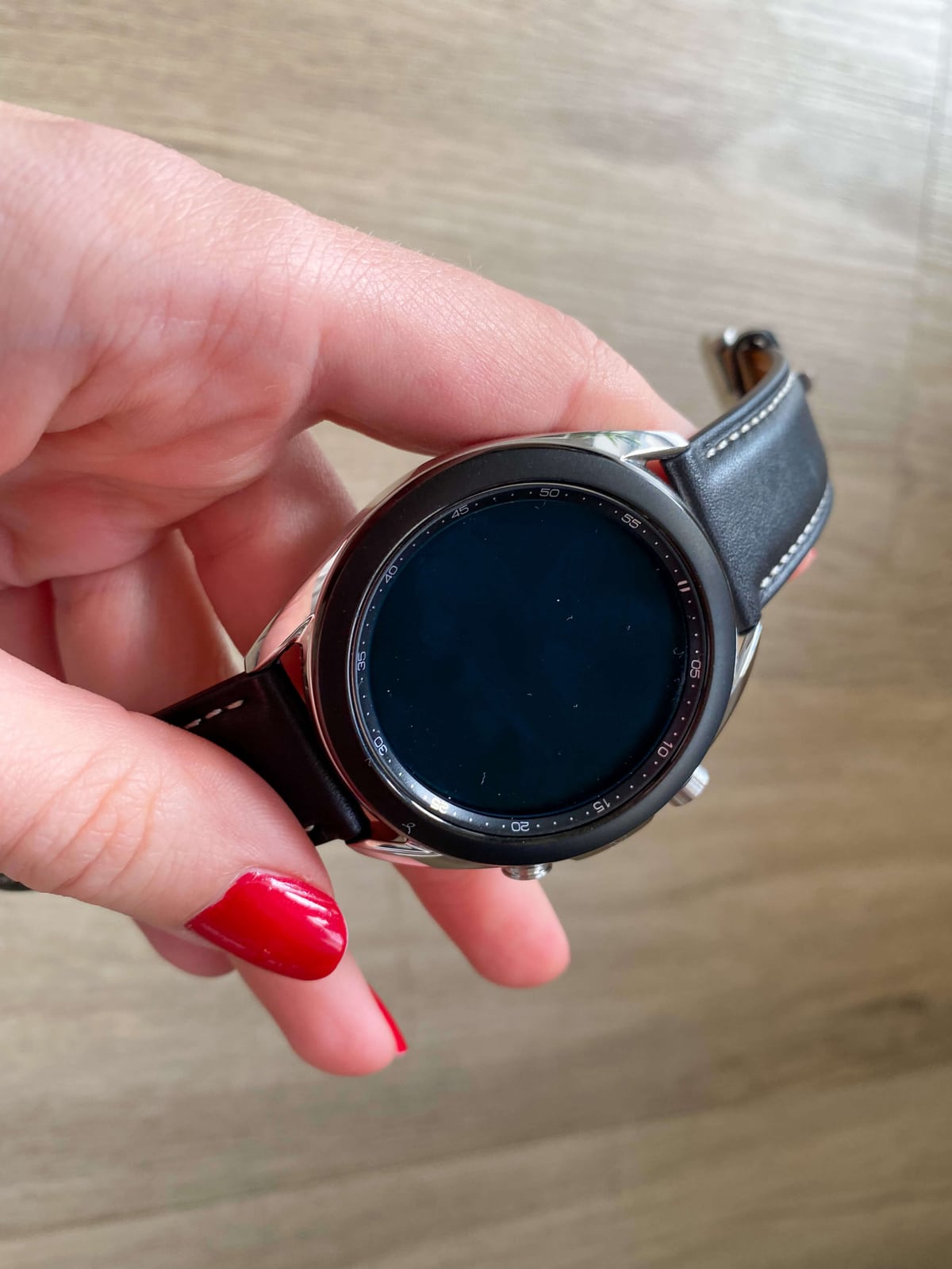 Inteligentny zegarek po wyjęciu z pudełka