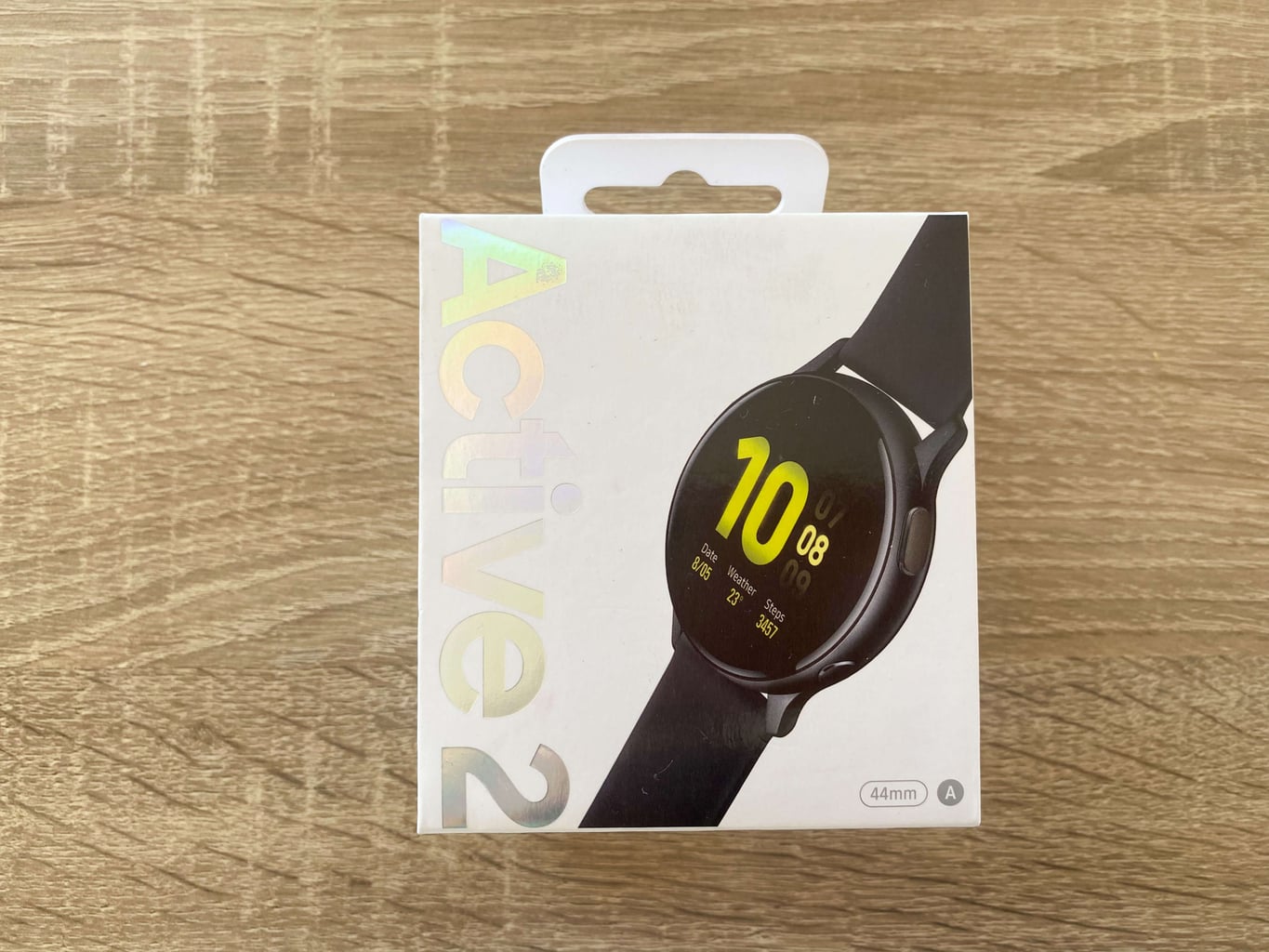 Zegarek jest sprzedawany w tym pudełku