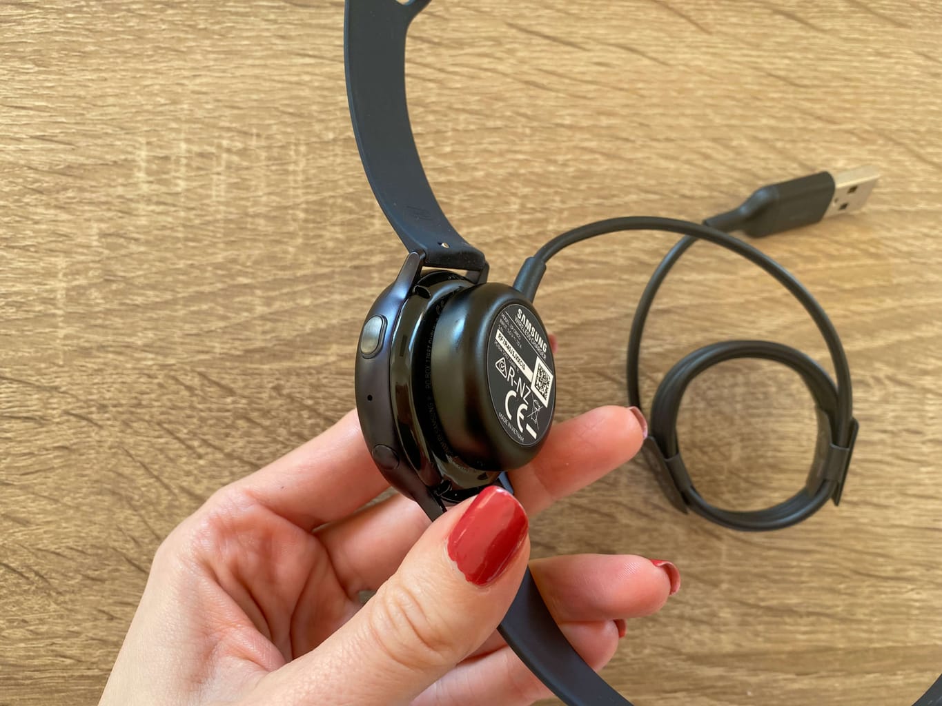 Kabel zasilający jest magnetyczny