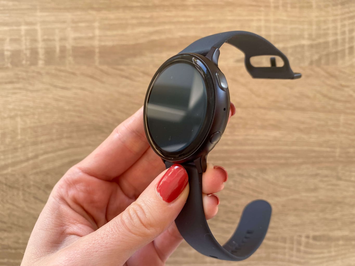 Dwa przyciski z boku