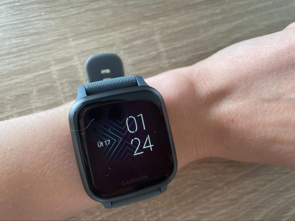 Smartwatch wygląda elegancko na nadgarstku