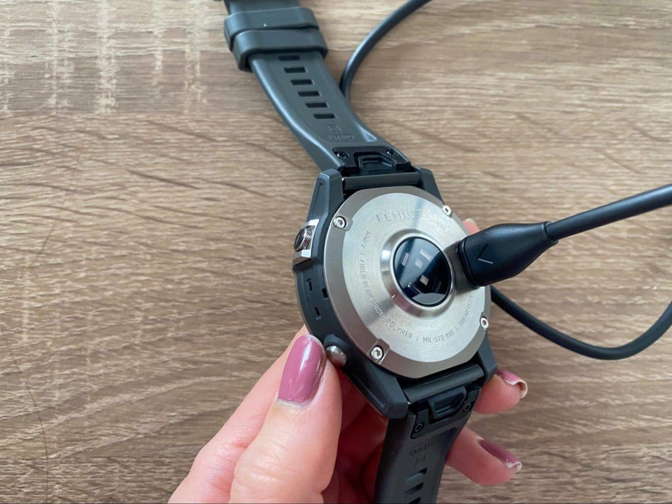 Kabel zasilający jest umieszczony z tyłu