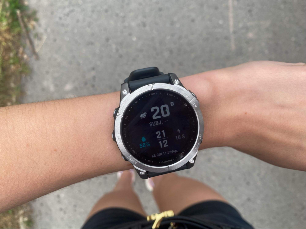 Zegarek jest odporny zarówno na wilgoć, jak i wodę