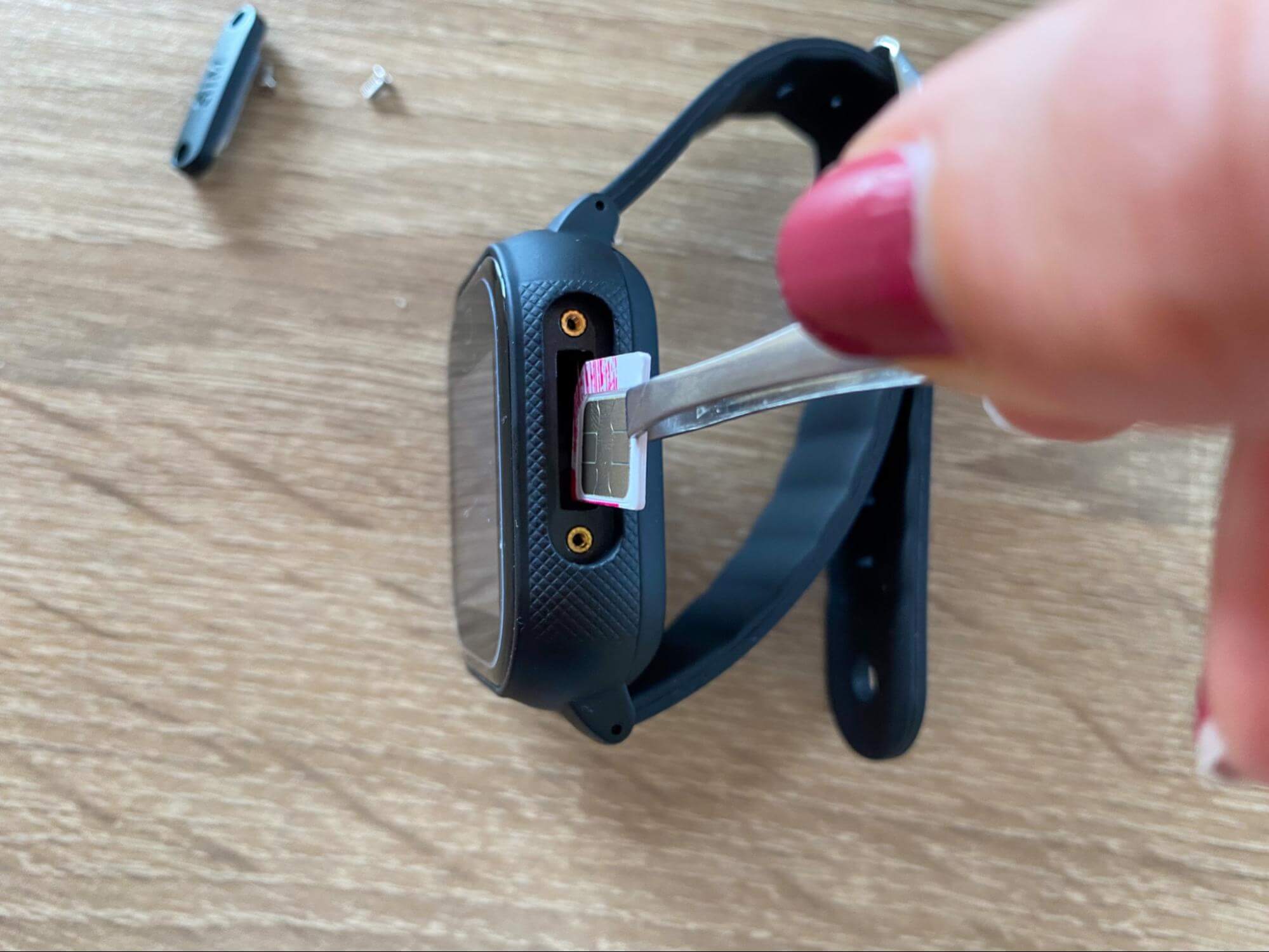 Wkładanie karty SIM do Lamax WatchY2