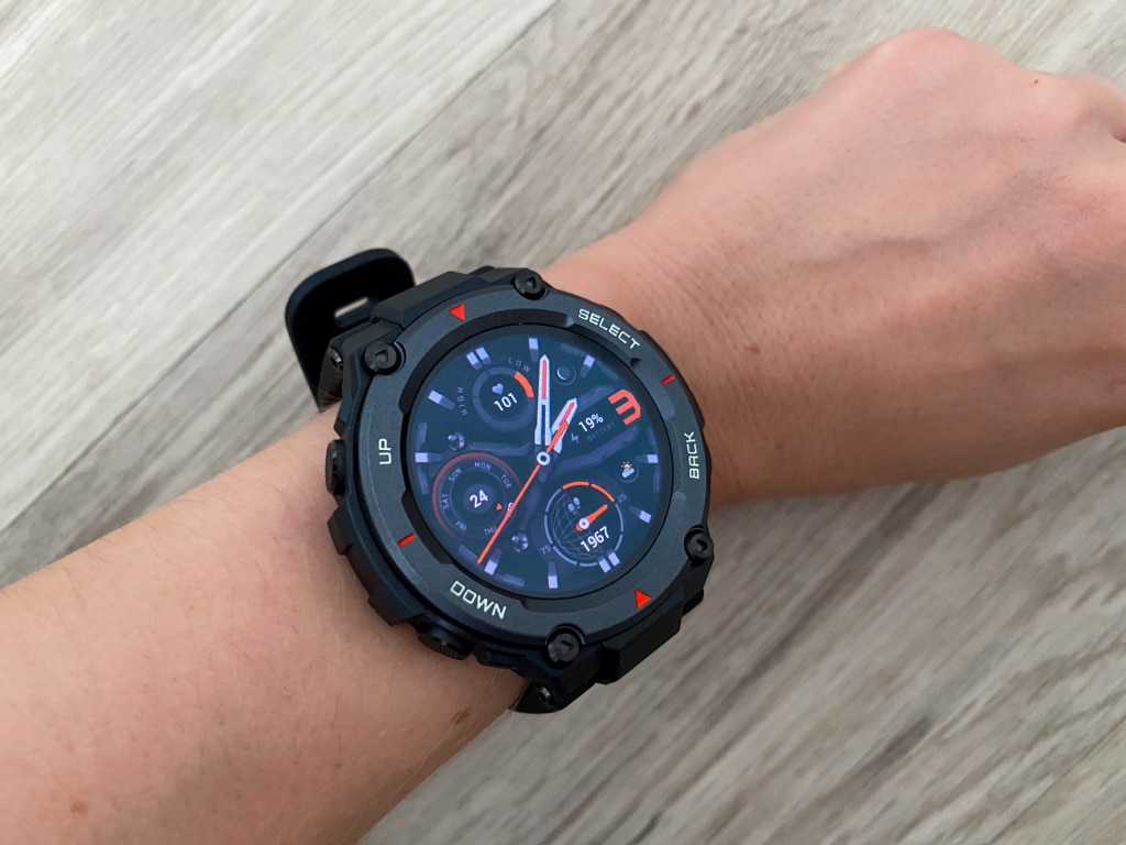 Zegarek jest dość masywny na kobiecym nadgarstku