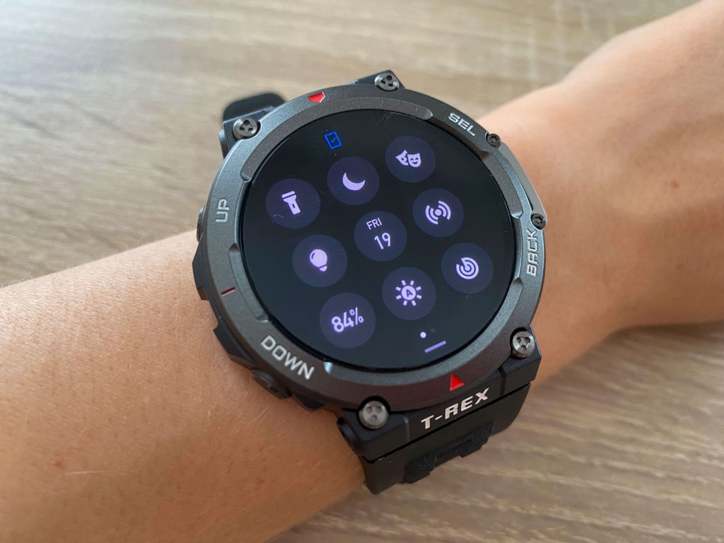 Jasność wyświetlacza można regulować w ustawieniach