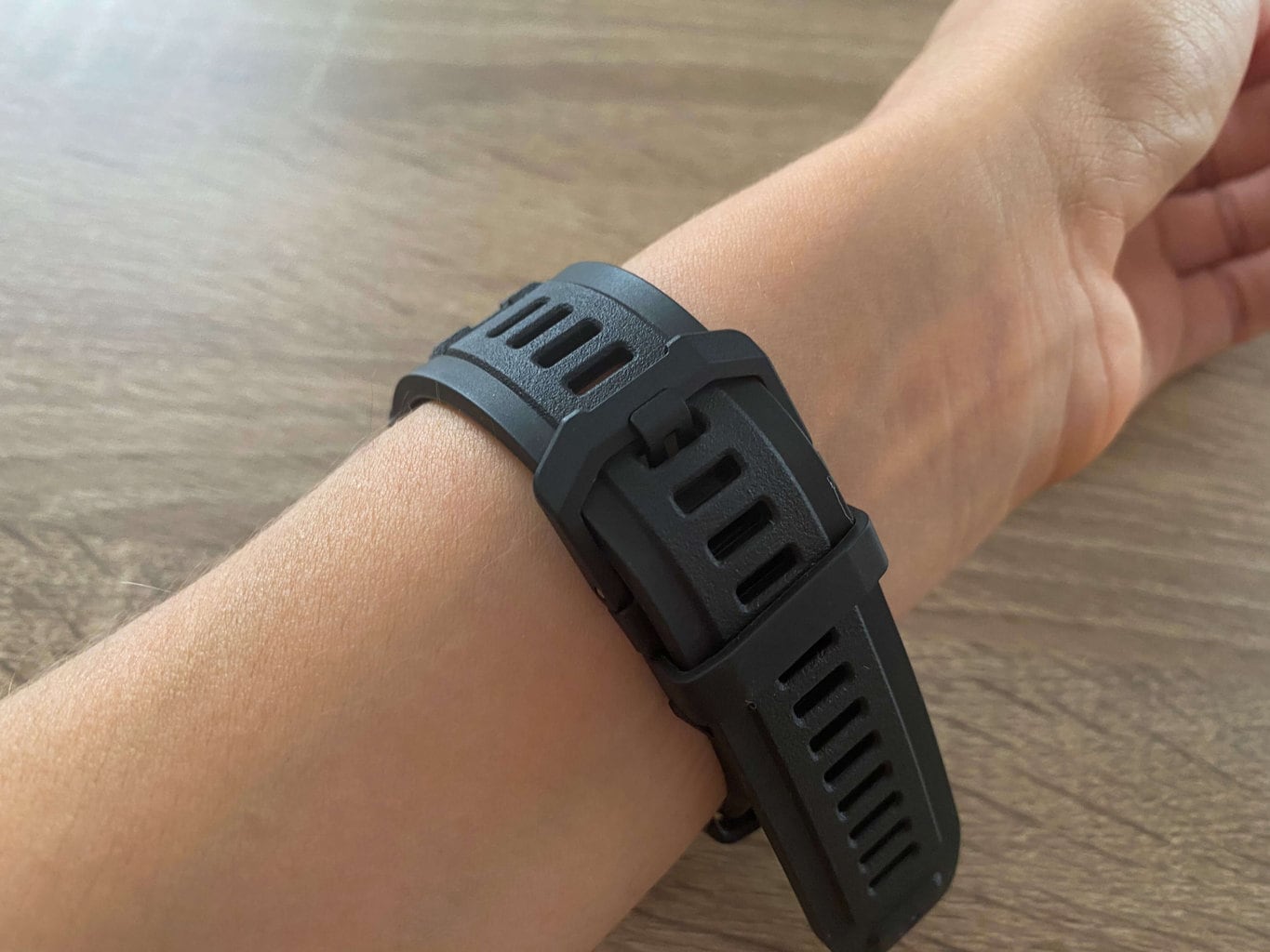 Pasek ma plastikowe zapięcie