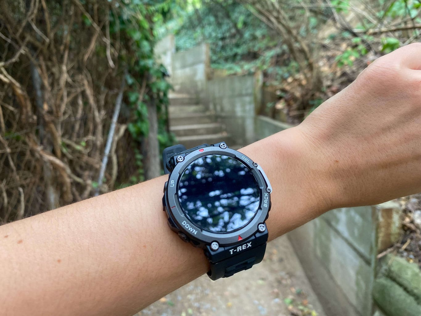 Czuje się solidnie na kobiecym nadgarstku