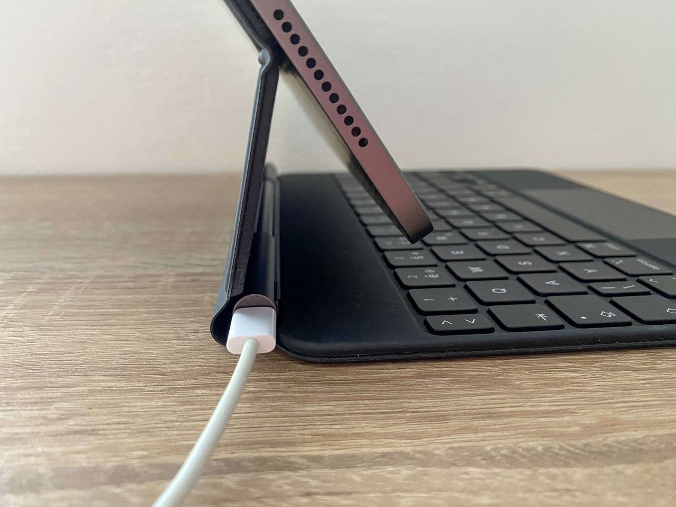 Może być używany tylko do ładowania tabletu