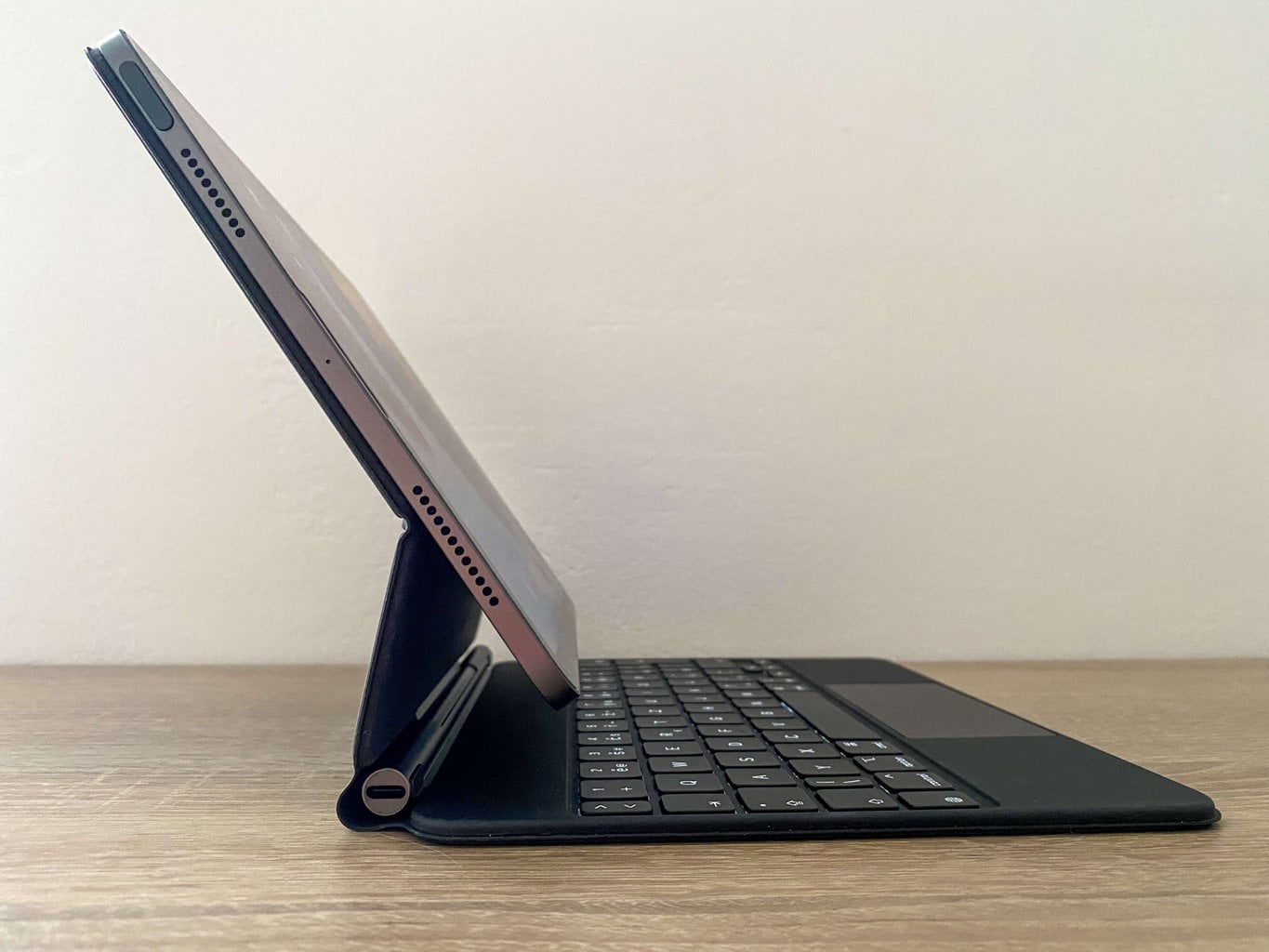 Tablet można pochylić maksymalnie do następujących pozycji