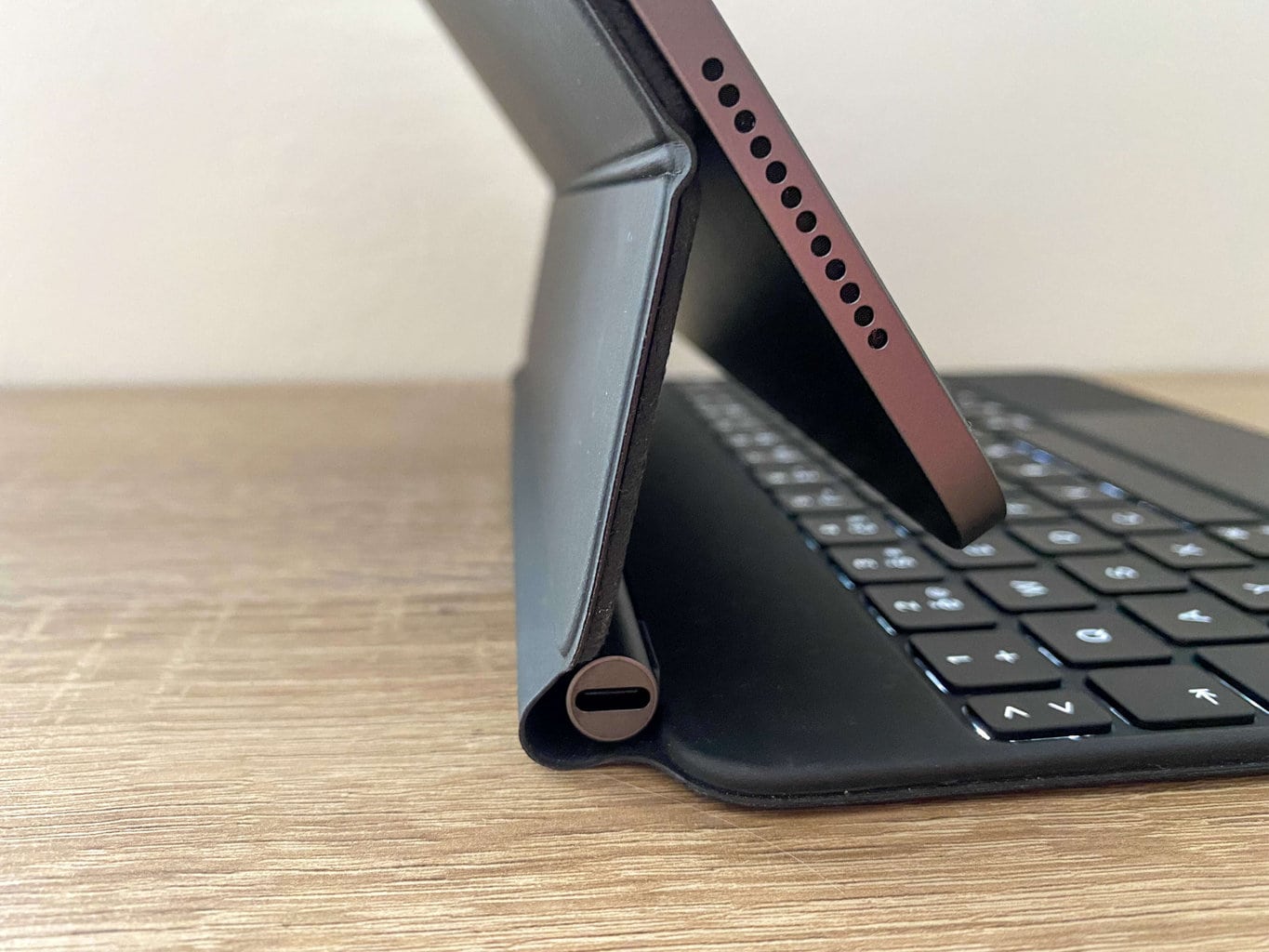 Złącze USB-C znajduje się z boku