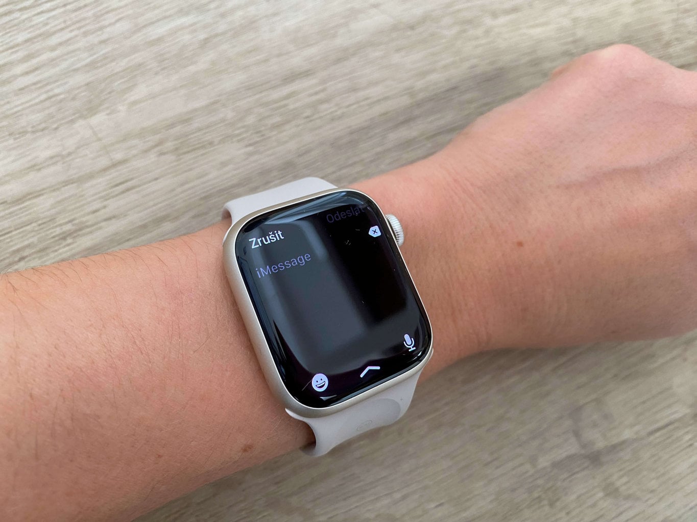 Aby zobaczyć klawiaturę, przesuń palcem w górę